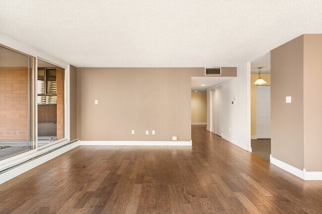 Photo - 1100-1100 8 Ave SW