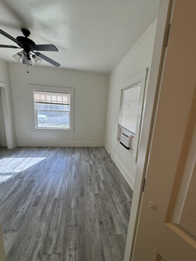 MOVE IN SPECIAL!! 
Welcome to this charming 1-bedroom, 1-bathroom home located in a convenient Me...