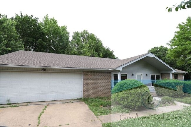Building Photo - Nettleton Schools - 6 bed/ 3 bath 2,500 sq.ft.., back deck, fenced yard!!