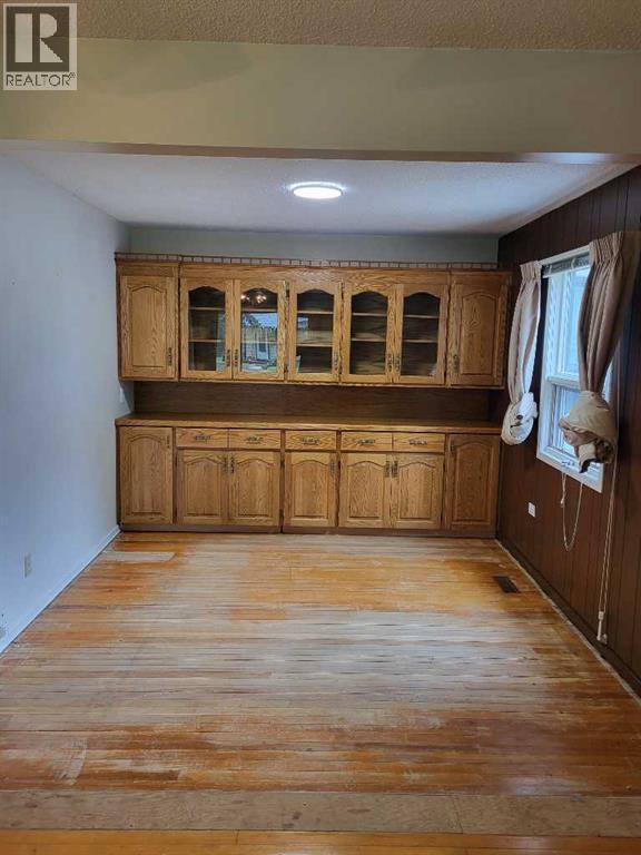 Photo - 941-916 16 St S