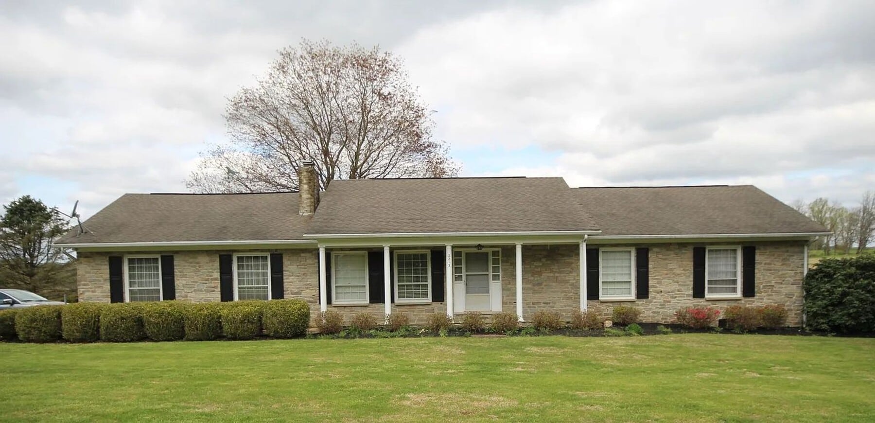 Charming 3-Bedroom Home with Country Feel & Spacious Yard - Charming 3-Bedroom Home with Country Feel & Spacious Yard
