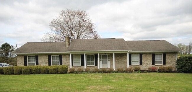 Building Photo - Charming 3-Bedroom Home with Country Feel & Spacious Yard