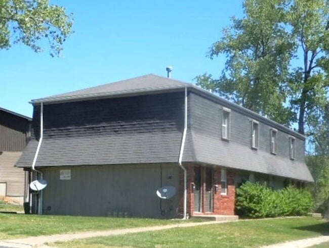 Building Photo - All Large Rooms in this 2 Bedroom Apt in C... Unit B