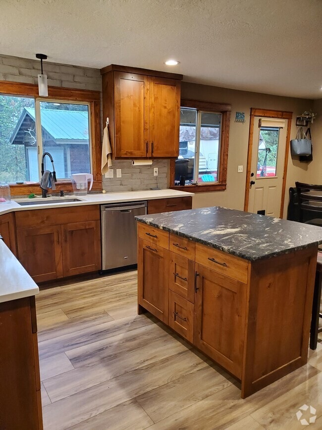 Building Photo - 985 Elo Rd Rental