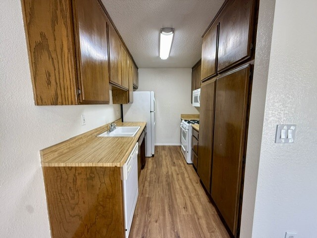 Kitchen - 11819 Kiowa Ave