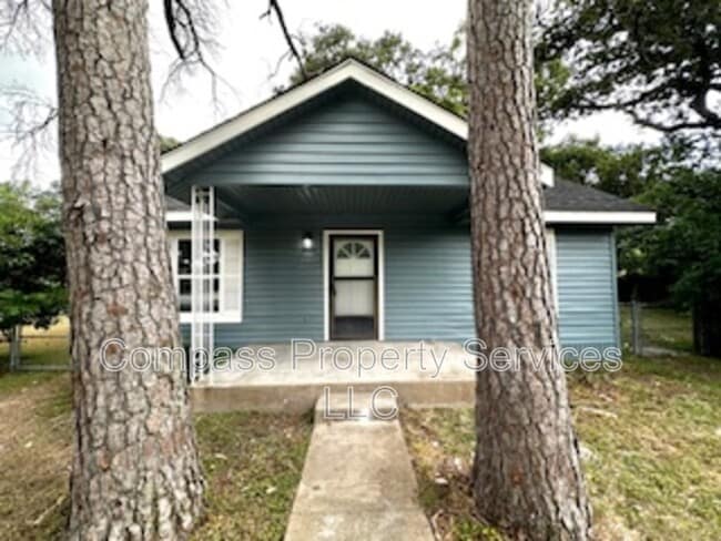 Photo - 300 N Oak Dr