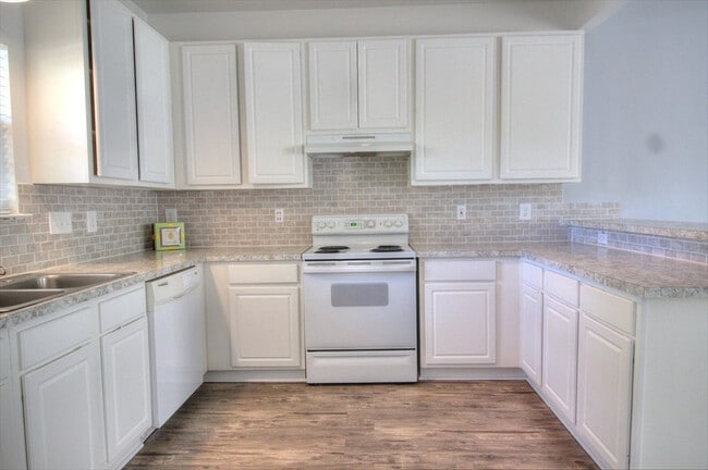 Photo - Nice 3 bedroom townhouse in SW Durham!
