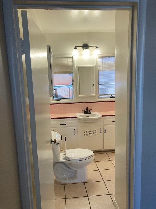 Baño 1 - 205 N Mountain Ave Unidad 205 N. Mountain Ave.