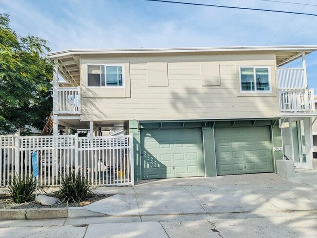 Building Photo - 1 Bedroom Beach Cottage in Coveted Corona Del Mar!