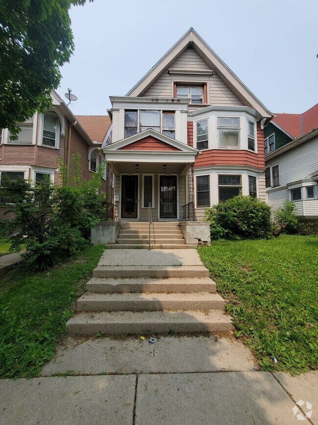 Building Photo - 2922-2924-2924 W Juneau Ave Unit 2924A Attic Rental