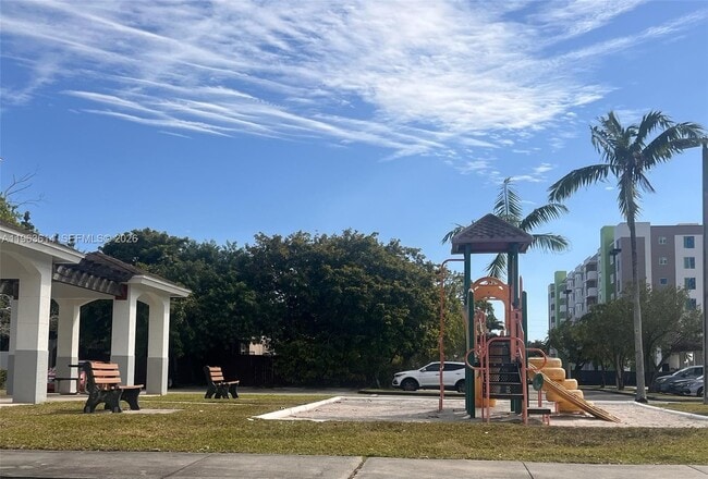 Photo - 13800 NE 3rd Ct Unidad 305