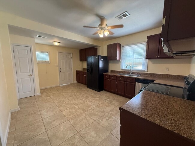 Photo - 908 Darlington Way SW
