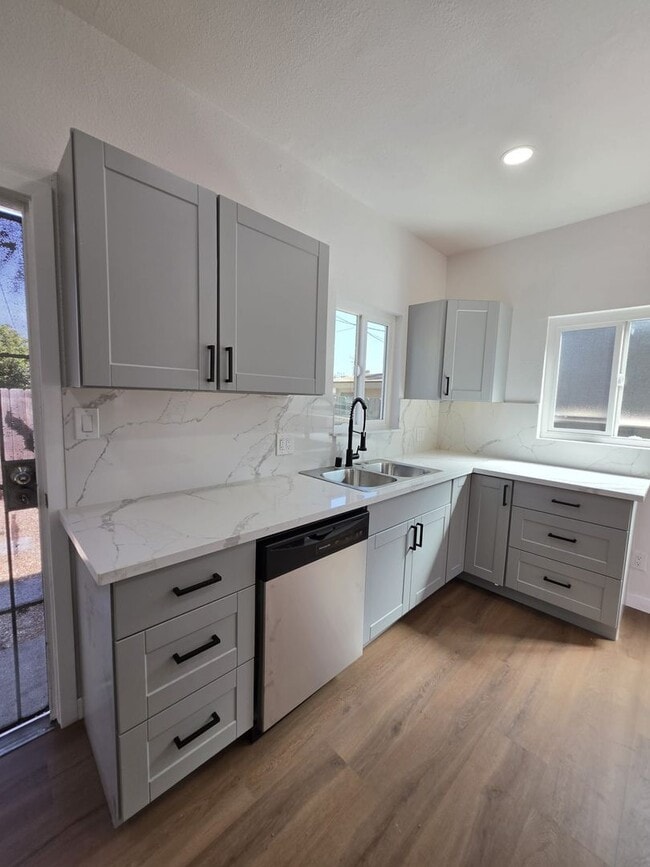 Building Photo - 3260-64 Steel Steet Unit 3262