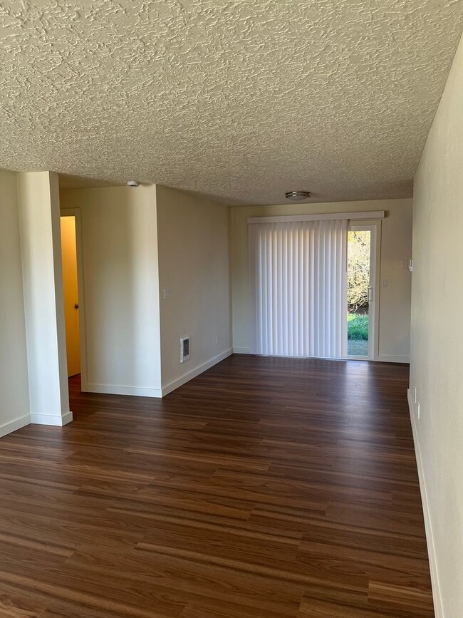 Photo - cap03 - NE 106th Unit 915 NE 106th Ave