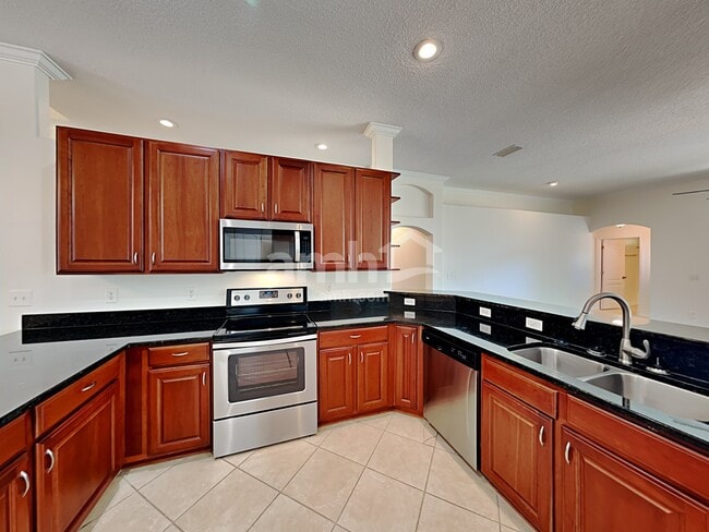 Photo - 304 W Silverthorn Ln