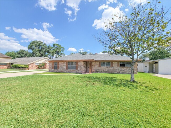 Photo - 2115 Forest Oaks Dr