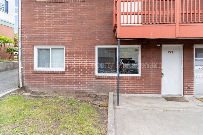 Photo - 724 W Maxwell Ave