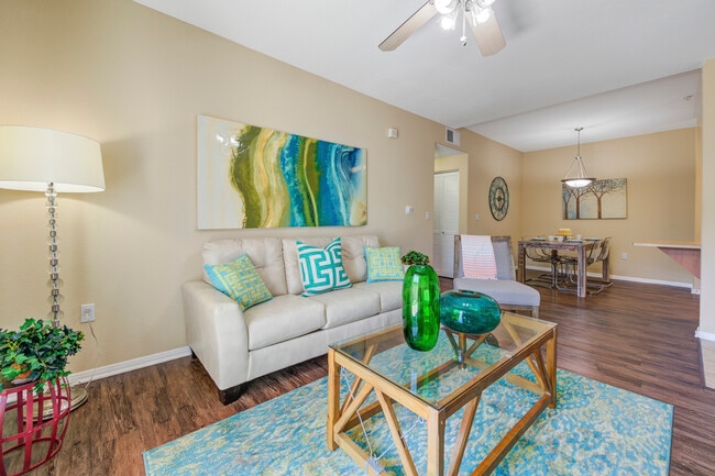 Comedor modelo y sala de estar - Gables Oak Creek