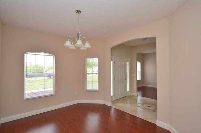 12 Lamar Ln