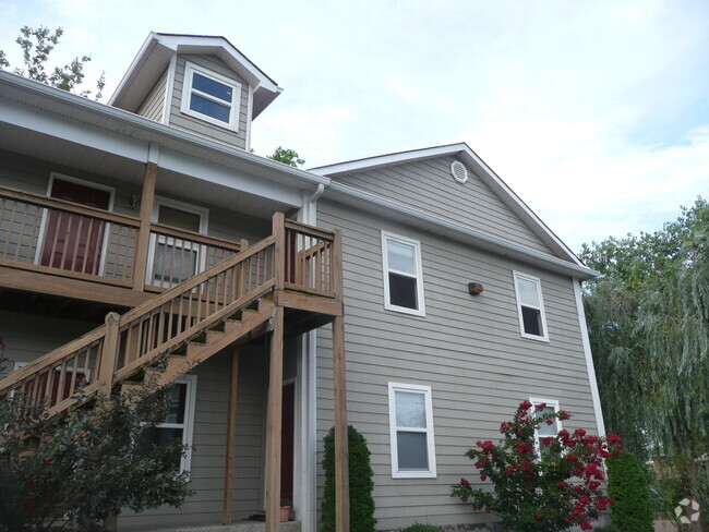 Building Photo - Great 2 Bedroom Condo off of Mellwood Ave