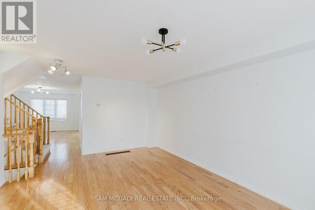 Photo - 1260 Lamont Crescent