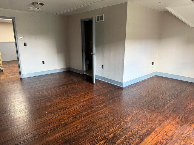 Suite grande con baño semiprivado. - 308 North St, 9 Month Lease, Meals Included