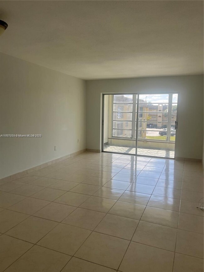 Photo - 8285 Sunrise Lakes Blvd Unidad 308 Rental