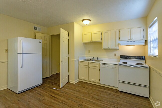 2BR, 1.5BA, Townhouse, Kitchen - Miller Apartments