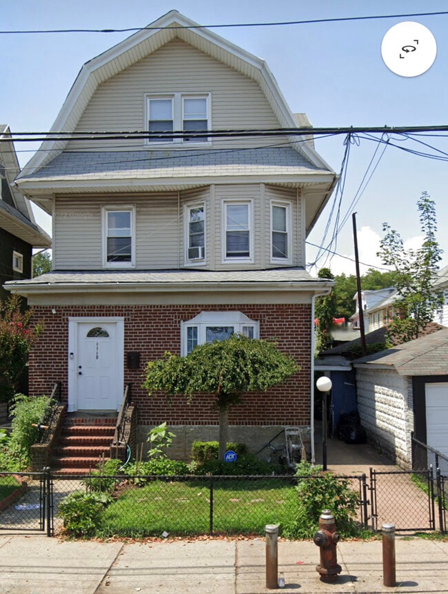 El inquilino tiene una entrada independiente. - 1114 E 35th St