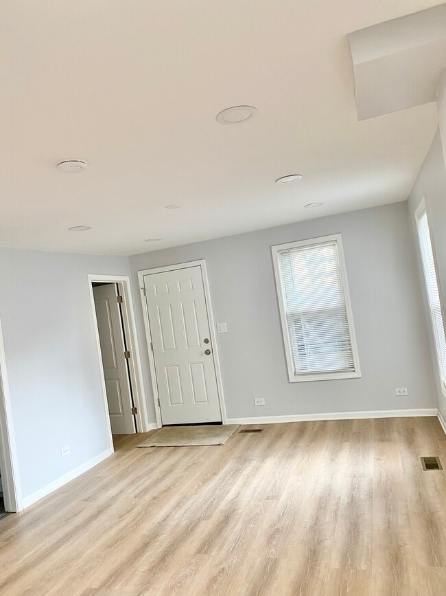 Building Photo - 1026 W 20th Pl Unit 1R