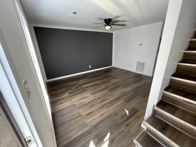 Building Photo - 1642 Hillwood Dr Unit D-5