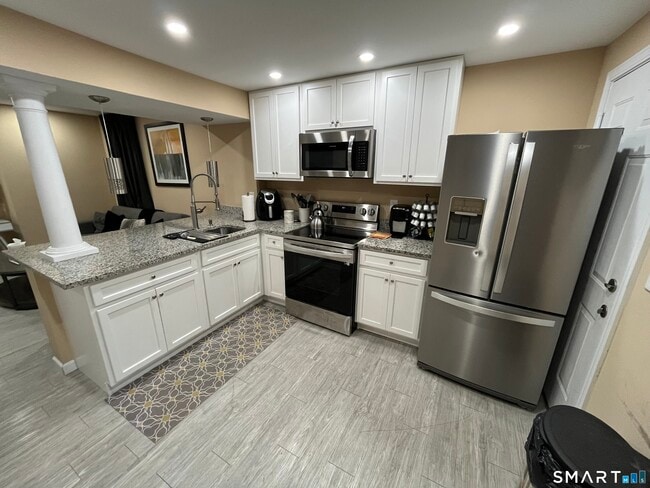 Building Photo - 246 Hallock Ave Unit #1