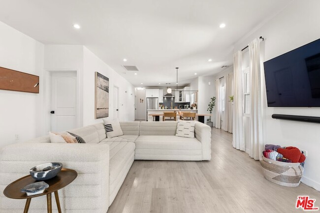 Photo - 1231 W 49th St