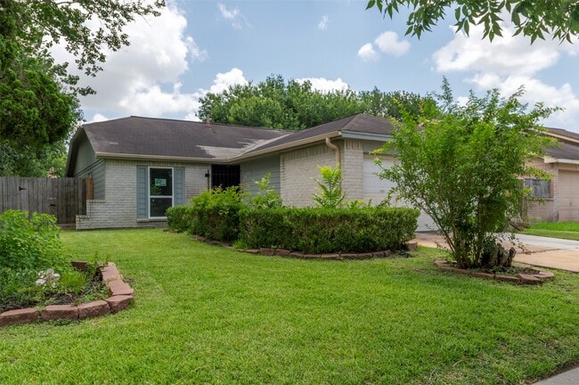 Building Photo - 10703 Highland Woods Dr