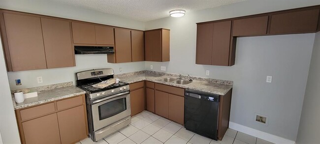 Building Photo - 16207 Parkway Dr