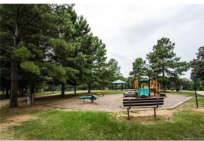 Building Photo - 201 S Hoskins Rd Unit 217