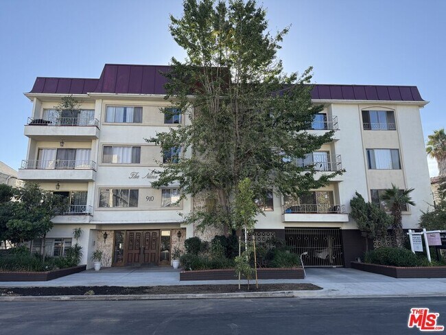 Building Photo - 910 S Holt Ave Unit 201 Rental