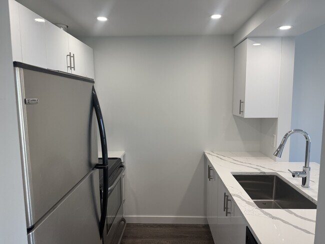 Photo - 811 Helmcken St