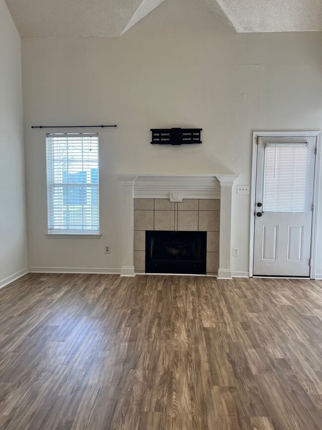 Photo - 715 Sark Dr
