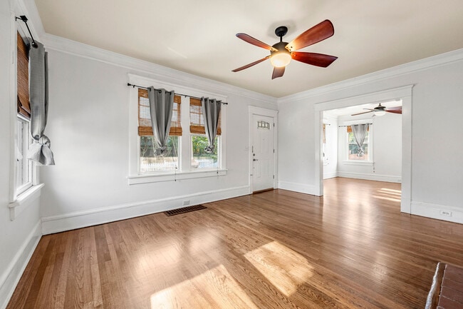 Photo - 139 E Lake Terrace SE