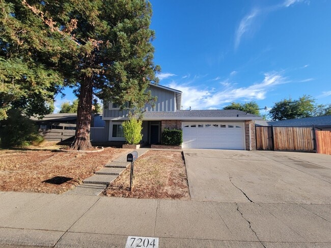 Building Photo - Spacious 3 Bed 2.5 Bath in Citrus Heights
