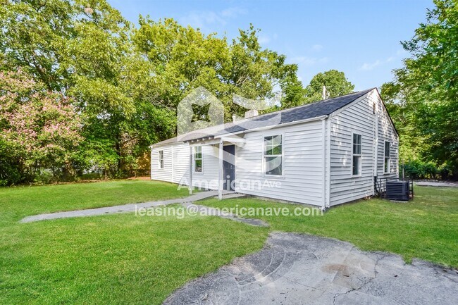 Photo - 7030 Sprott St