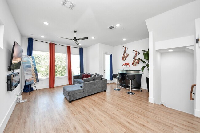 Photo - 4806 Cochran St