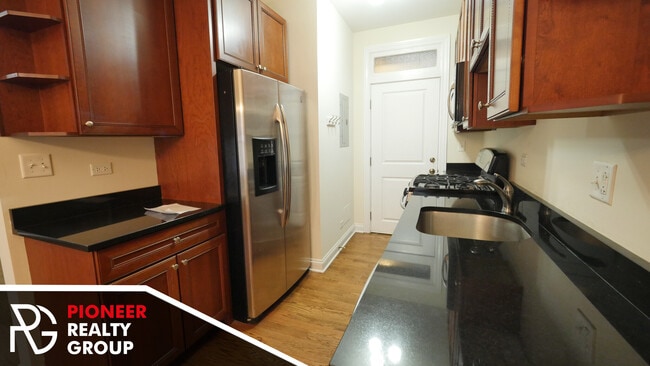 736 W Addison St Unit 2