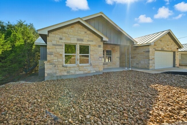 207 Deer Oaks Dr