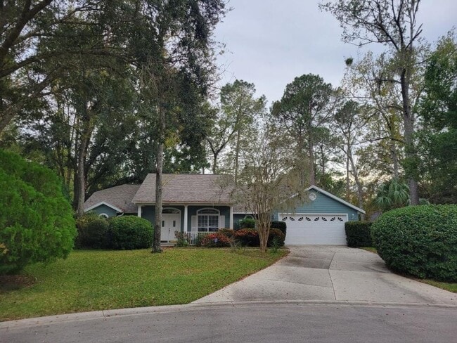 Building Photo - Beautiful and completely Renovated 3/2 fen... Rental