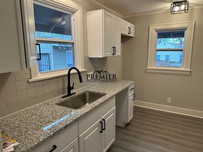 Photo - 1702 E 72nd St