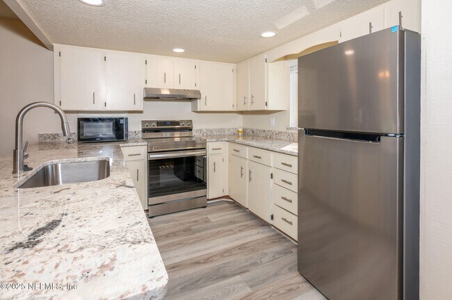 Photo - 201 Oak Ln