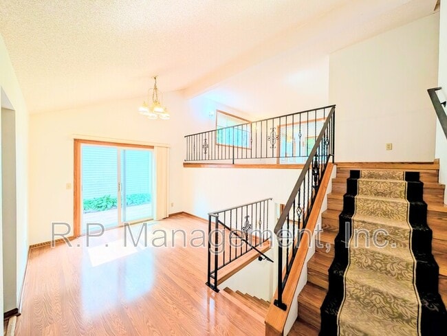 Photo - 850 9th Ave NW