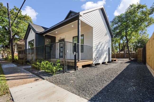 Building Photo - 207 Lockwood Dr Rental